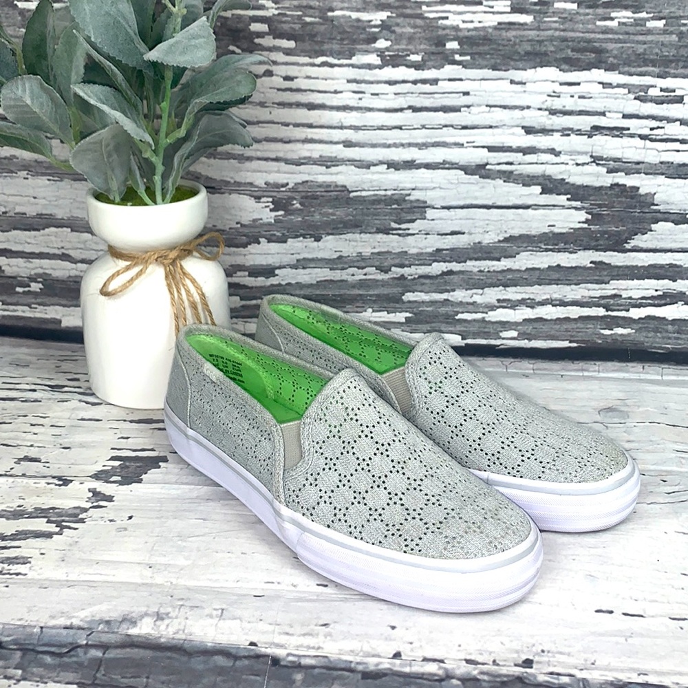 KED’s perforated gray double stack sneaker -7.5